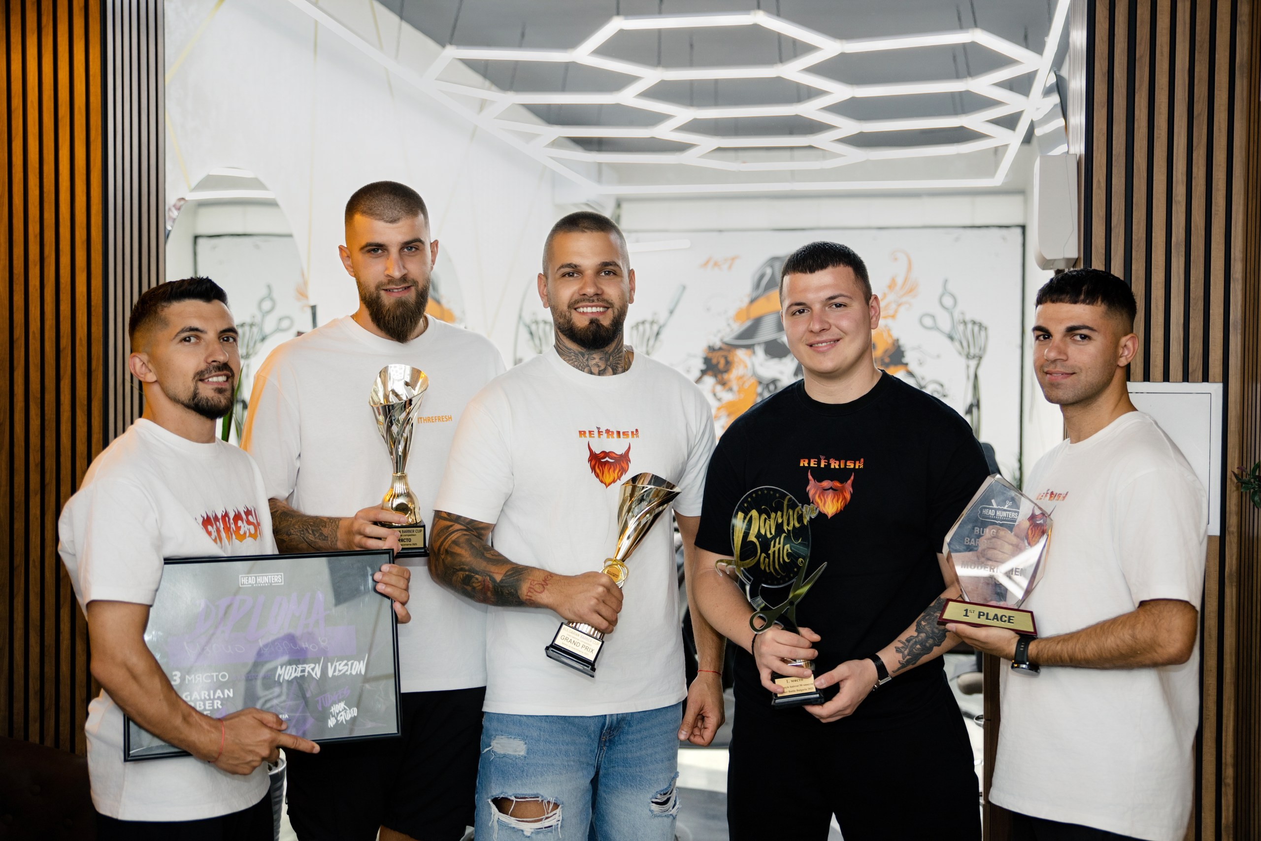 Екипът на Barbershop Refresh с отличията си